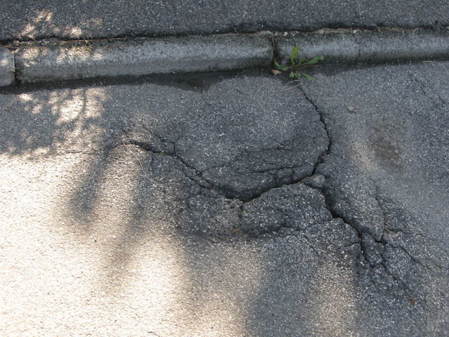 Manto-stradale-_rovinato_Buca-asfalto